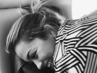 Rita Ora rozkosznie w czarno białej odsłonie